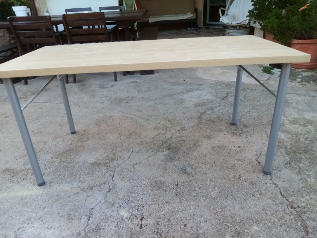 Bonita mesa de comedor de color marrón claro para ser entregado barato