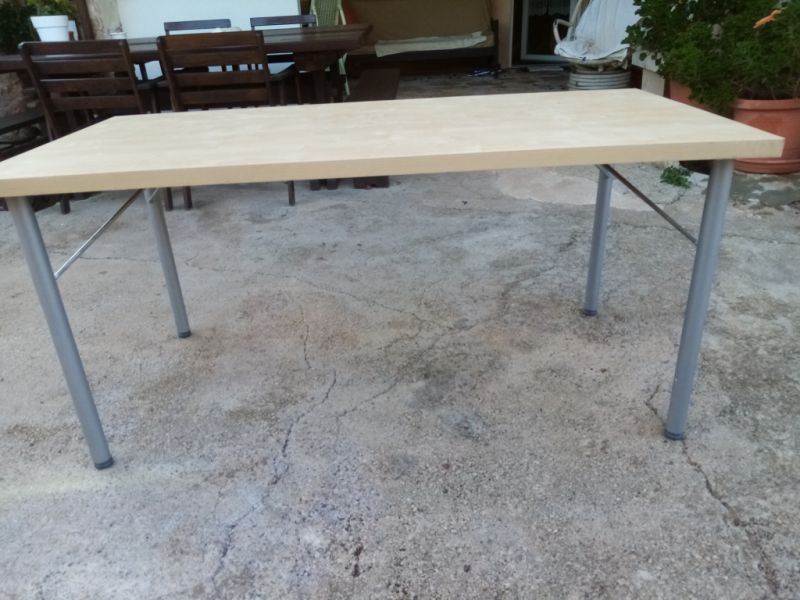 Bonita mesa de comedor de color marrón claro para ser entregado barato