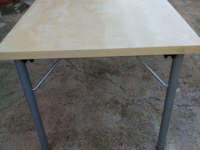 Bonita mesa de comedor de color marrón claro para ser entregado barato