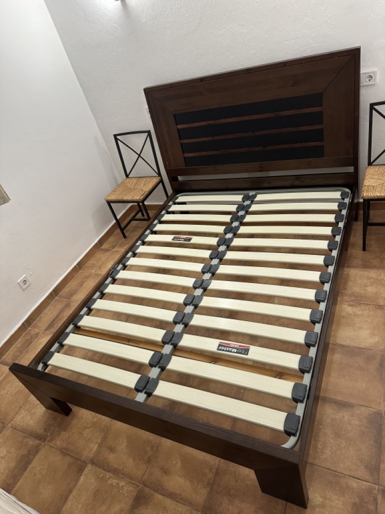 Bonita cama de madera con somier en venta