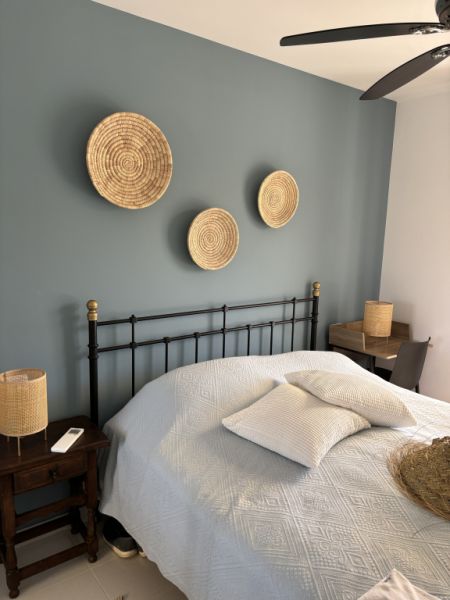 Schönes Metallbett 1,60 × 2 m, inklusive Lattenrost, Matratze und Topper!