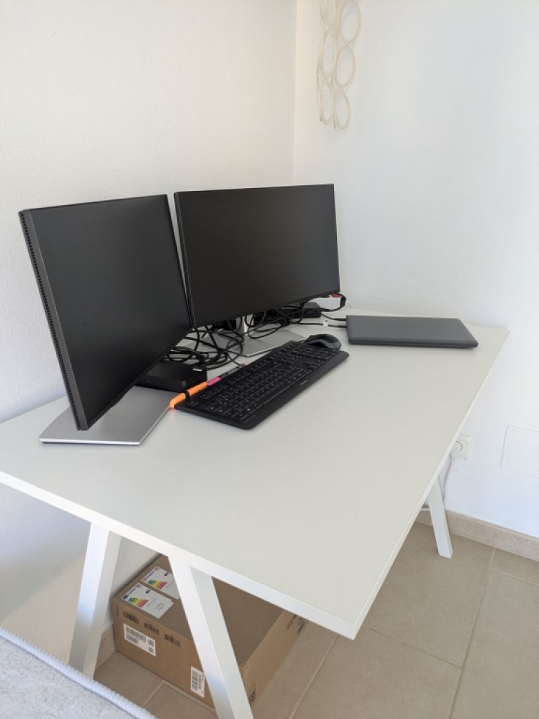Desk including office chair/Ikea