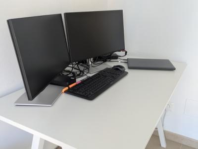 Desk including office chair/Ikea