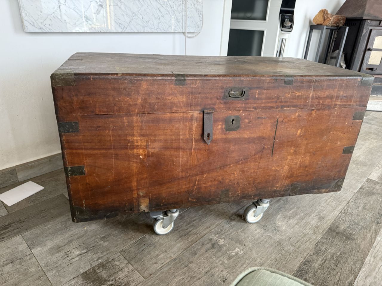 Sehr alte gut erhaltene Seemannstruhe