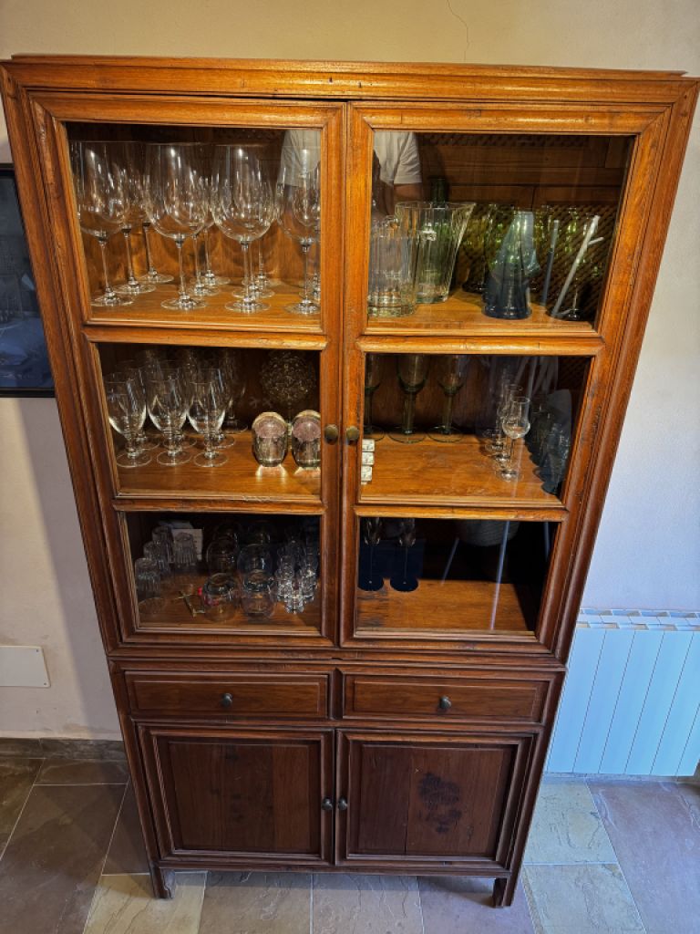 Very nice dining room cabinet