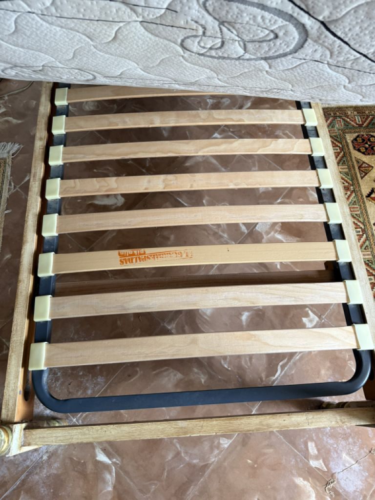 Seltenes mallorquinisches, massives Bett mit passendem Nachttisch