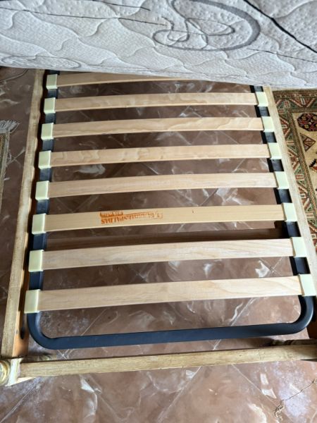 Seltenes mallorquinisches, massives Bett mit passendem Nachttisch