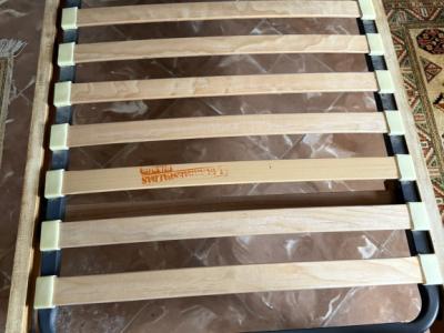 Seltenes mallorquinisches, massives Bett mit passendem Nachttisch