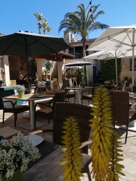 Se busca personal de servicio/bar.