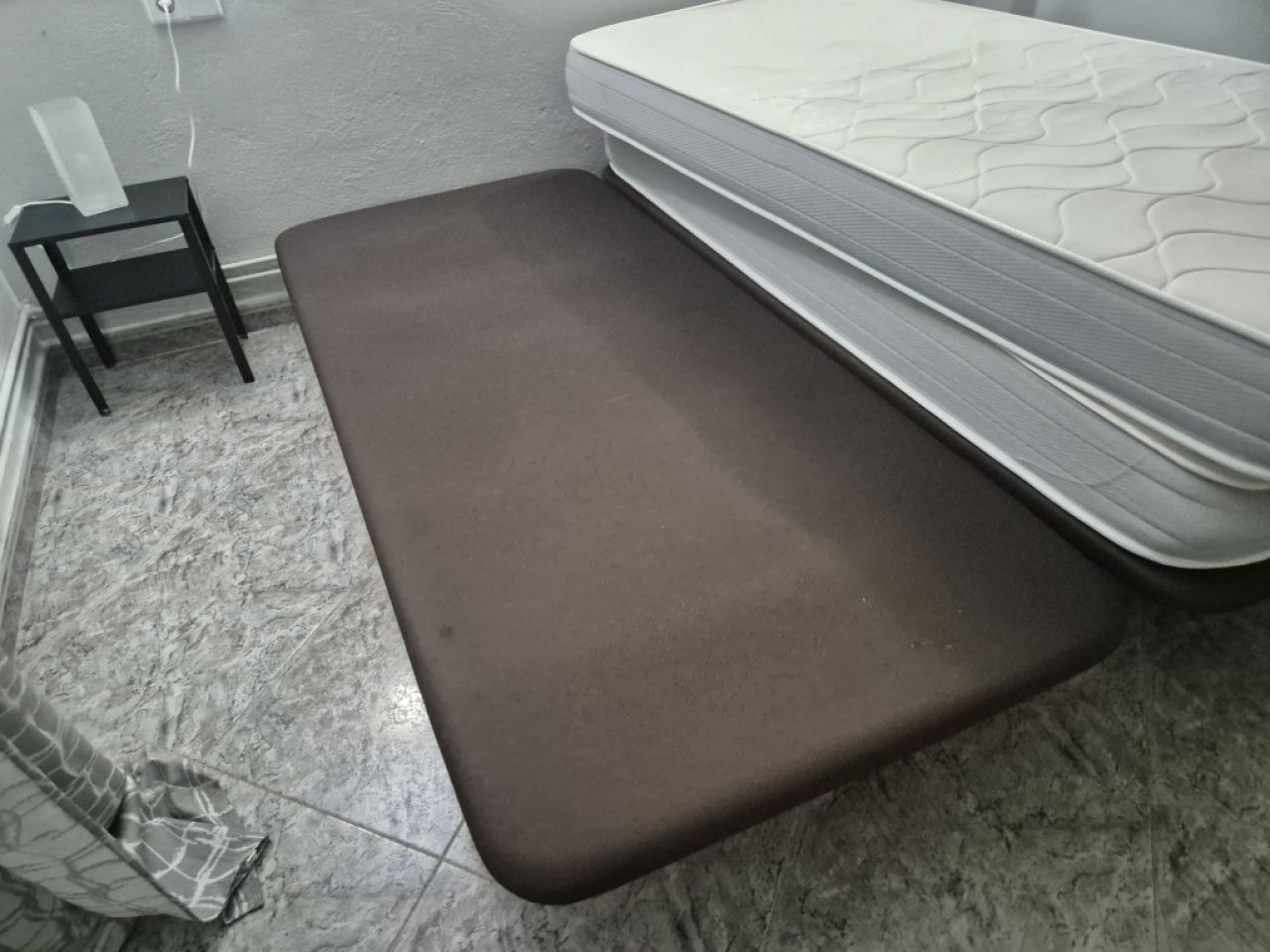 Juego de dormitorio: cama, mesita de noche, lámparas