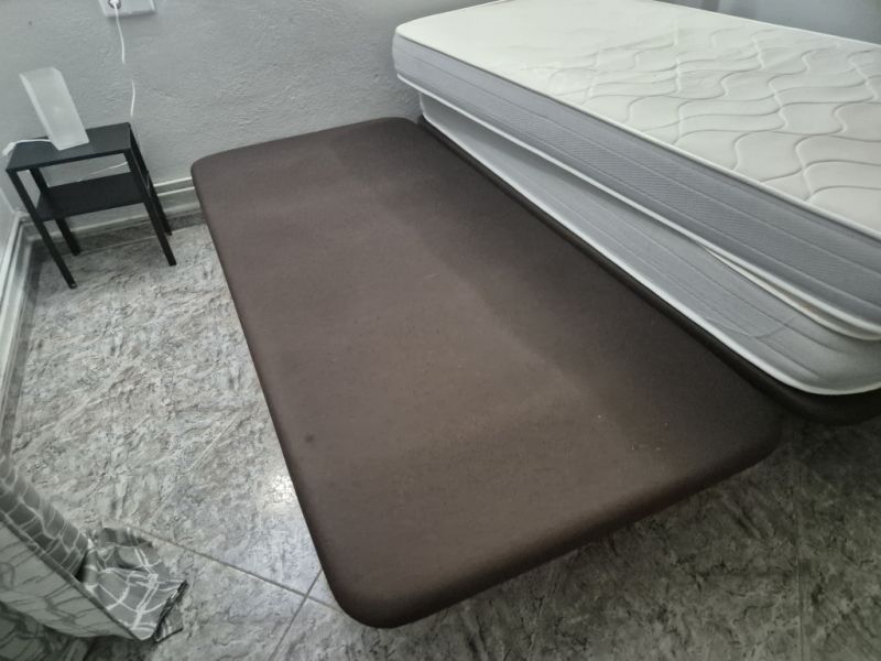 Juego de dormitorio: cama, mesita de noche, lámparas