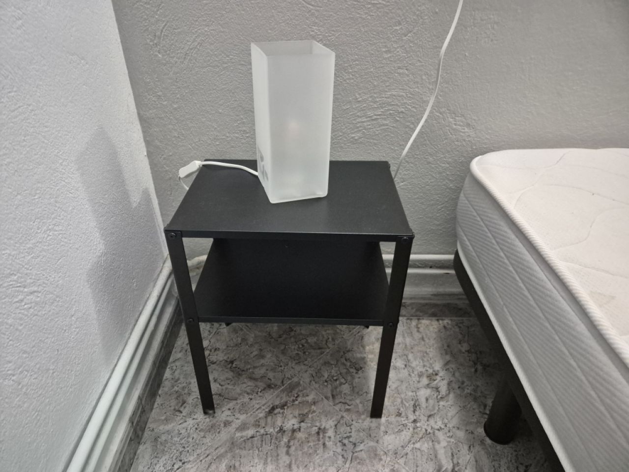 Juego de dormitorio: cama, mesita de noche, lámparas