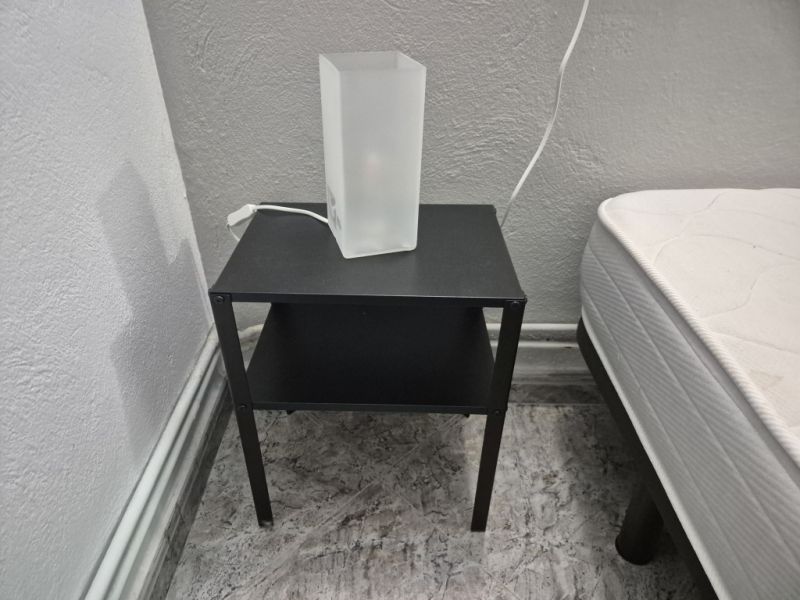 Juego de dormitorio: cama, mesita de noche, lámparas