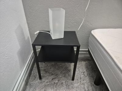 Juego de dormitorio: cama, mesita de noche, lámparas