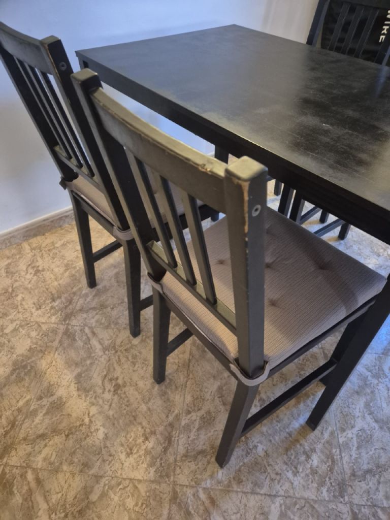 Conjunto de mesa y 4 sillas
