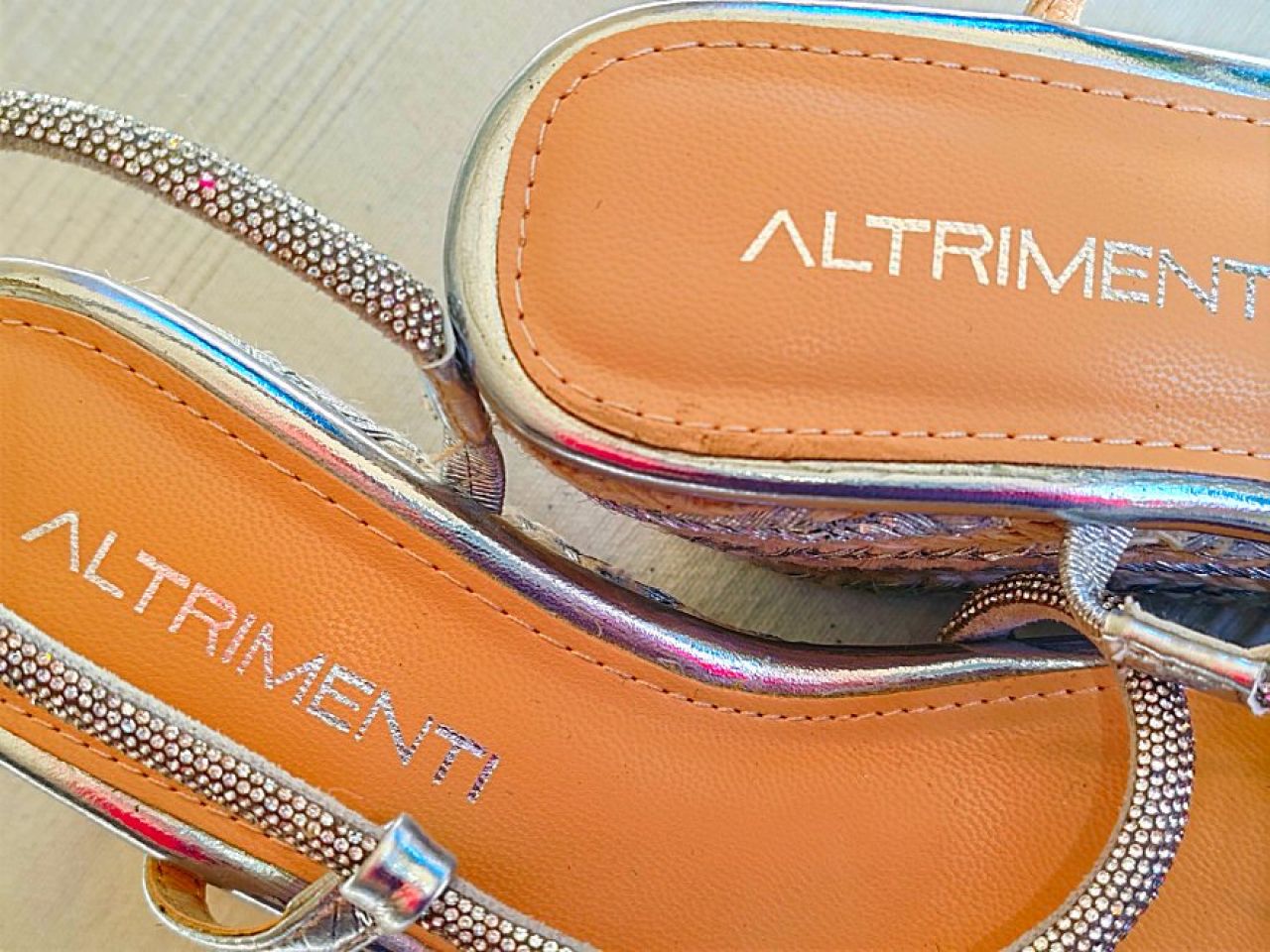 silberne Keilsandalette von Altrimenti mit Strassriemen, Gr. 38