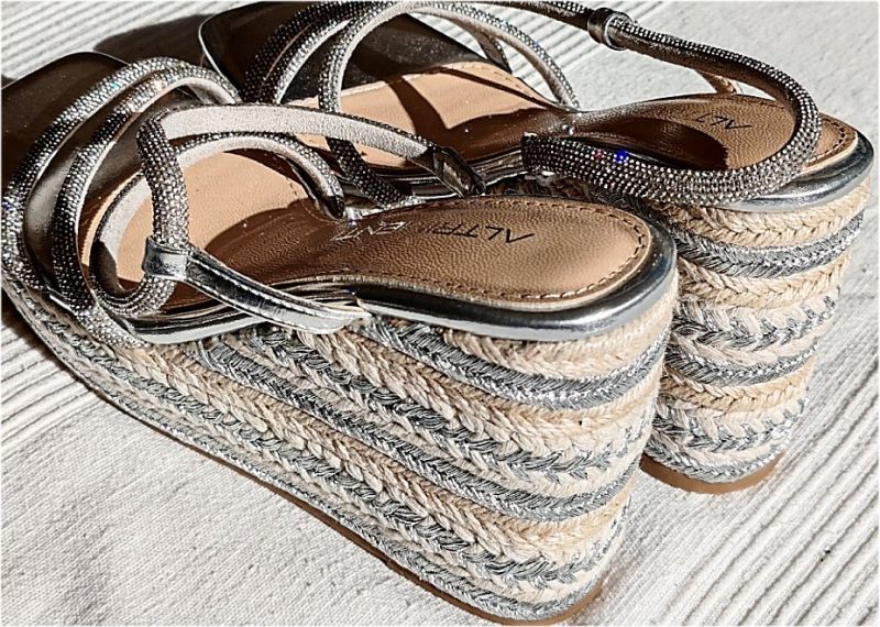 silberne Keilsandalette von Altrimenti mit Strassriemen, Gr. 38