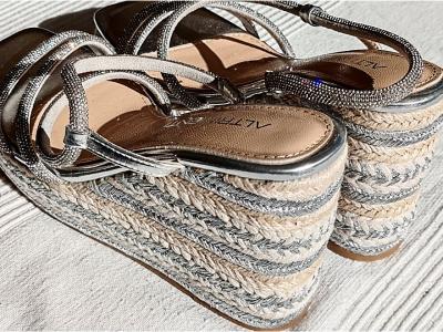 silberne Keilsandalette von Altrimenti mit Strassriemen, Gr. 38