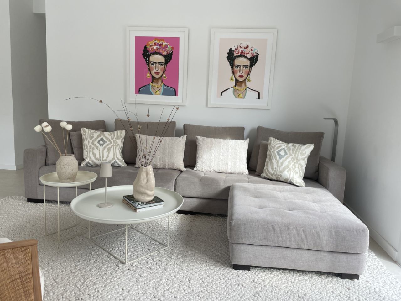 Sofa in the trendy color taupe