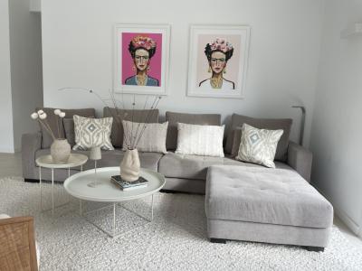 Sofa in the trendy color taupe