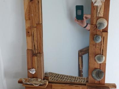 Espejo con marco de madera, madera de deriva y conchas