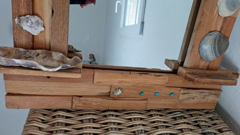 Espejo con marco de madera, madera de deriva y conchas