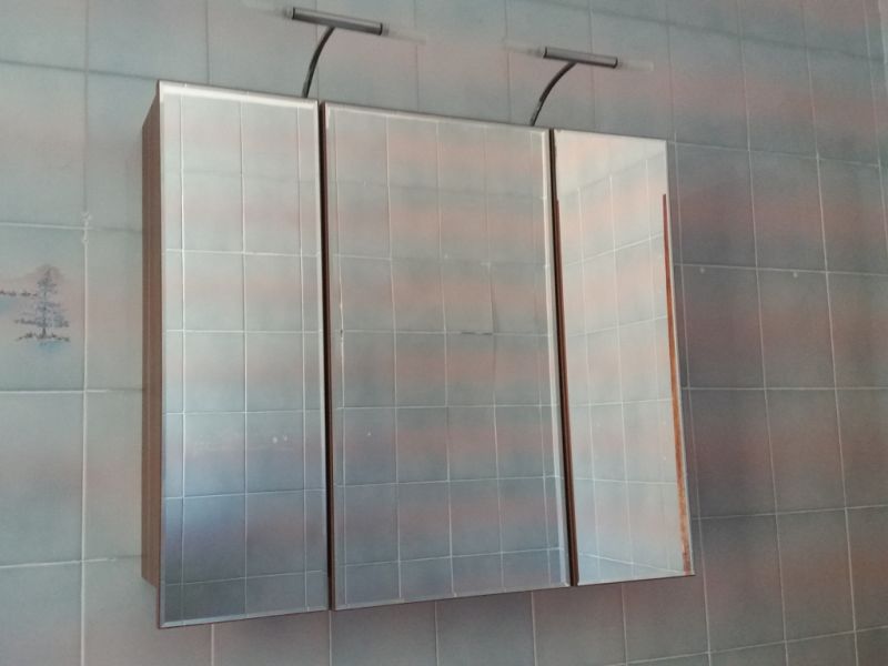 Mueble con espejo 3 puertas iluminado nuevo con enchufe
