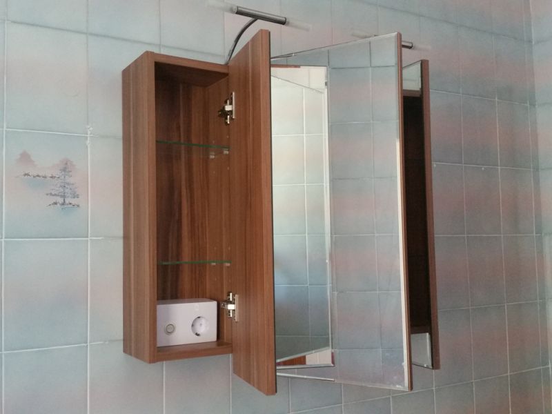 Mueble con espejo 3 puertas iluminado nuevo con enchufe