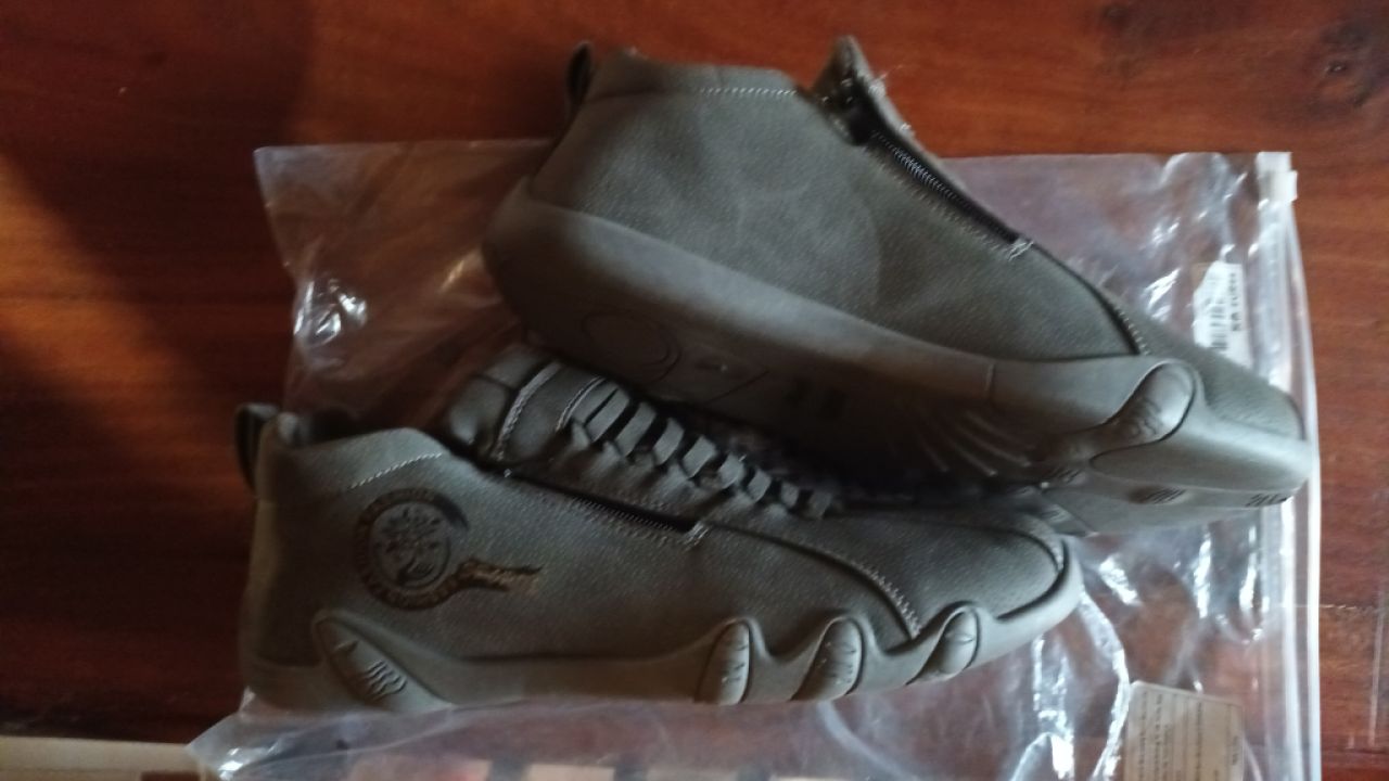 Zapatos deportivos, ligeros de hombre -- Talla 44
