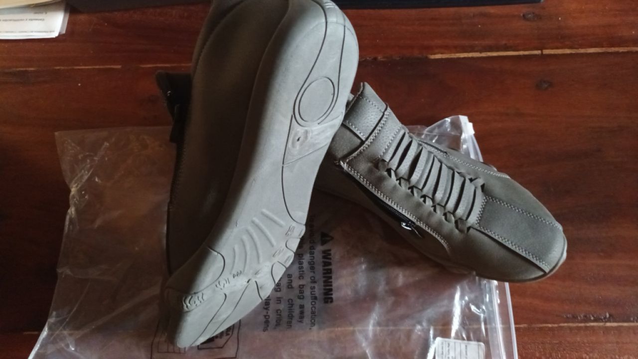 Zapatos deportivos, ligeros de hombre -- Talla 44