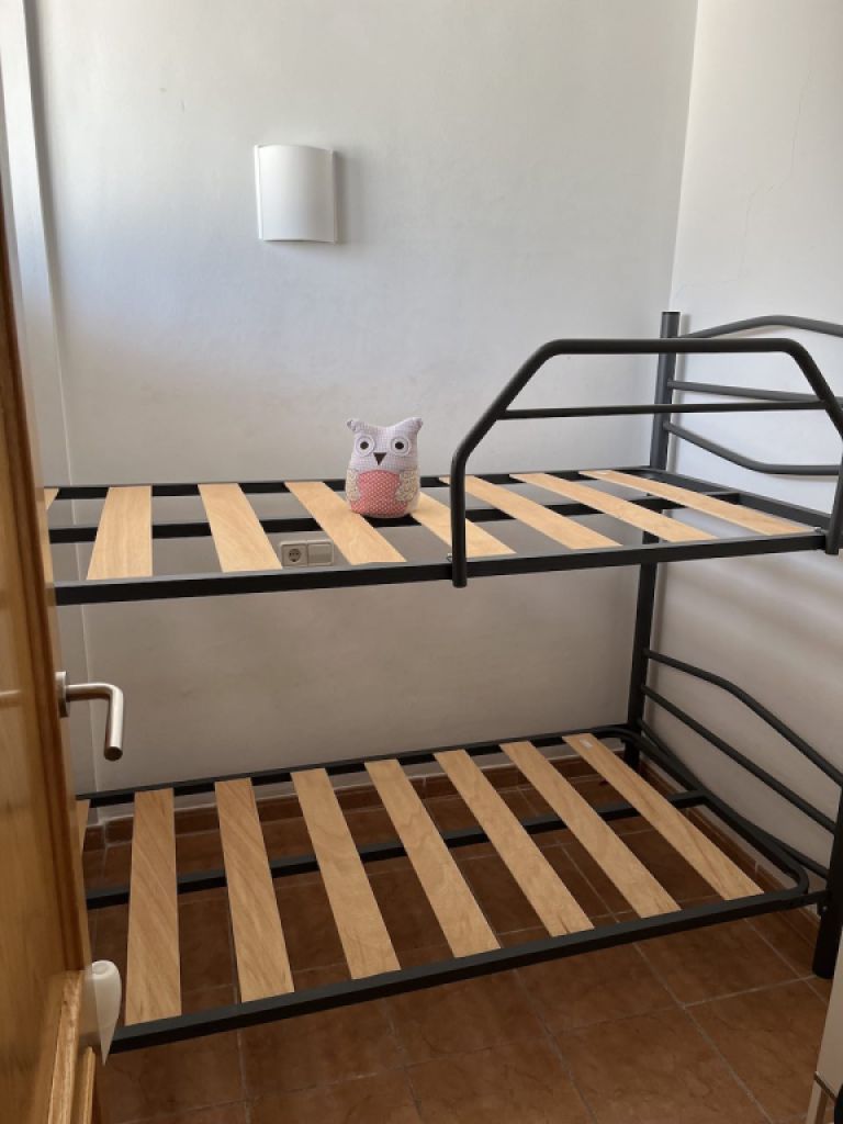 Cama litera estable de acero + 2 somieres + escalera + barandilla de protección - como nueva !!!