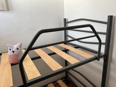 Stabiles Etagenbett aus Stahl + 2 Lattenroste + Leiter + Absturzgitter - wie neu !!!