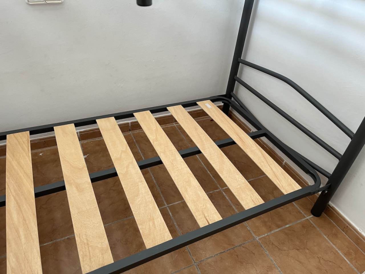 Stabiles Etagenbett aus Stahl + 2 Lattenroste + Leiter + Absturzgitter - wie neu !!!