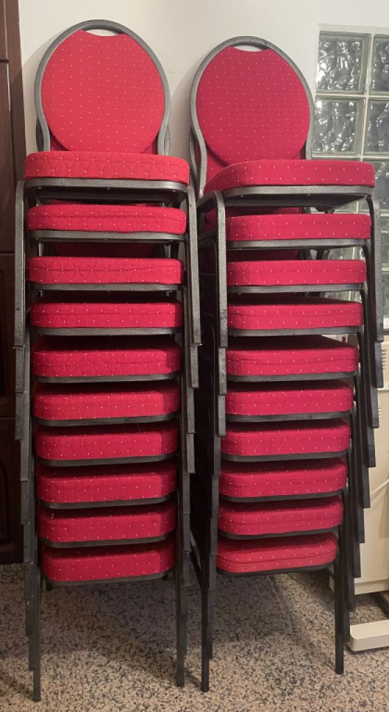 Sillas de banquete apilables - tapizadas en rojo