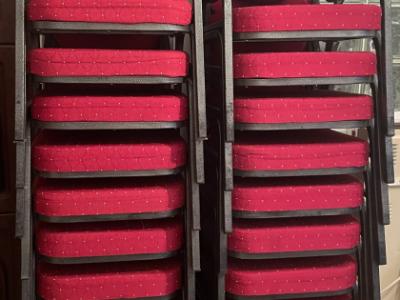 Sillas de banquete apilables - tapizadas en rojo