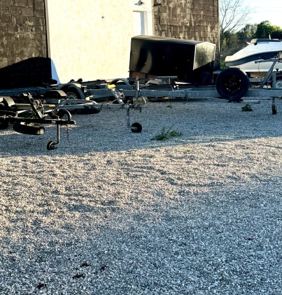 Plazas para barco/remolque, etc. Terreno cerrado vigilado por cámaras.