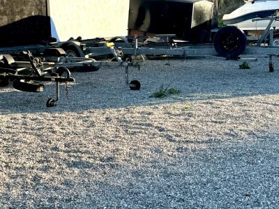 Plazas para barco/remolque, etc. Terreno cerrado vigilado por cámaras.