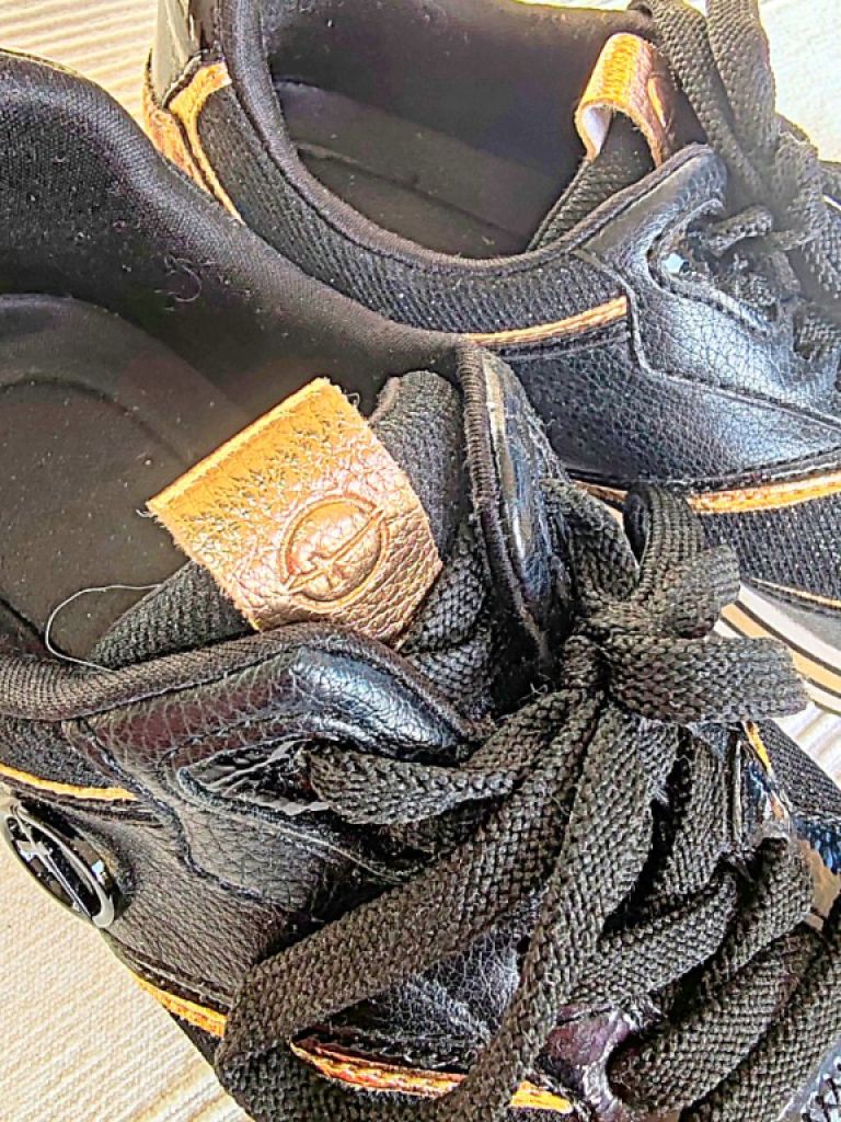 Tamaris Damen-Sneaker in Schwarz mit goldfarbenen Akzenten, Gr. 38, wie neu