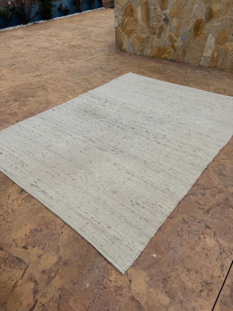 Handcrafted carpet / 240 x 340