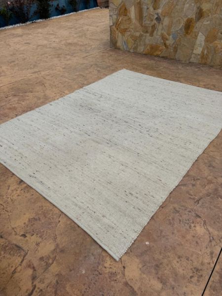 Handcrafted carpet / 240 x 340