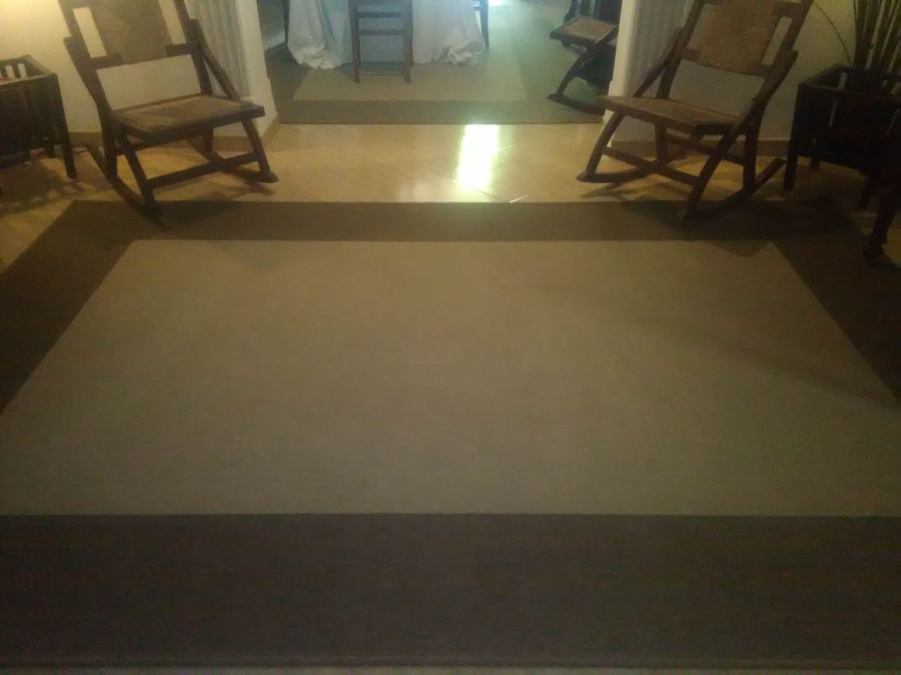 Alfombra y varias cortinas y visillos