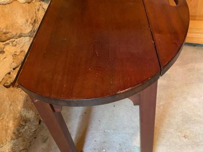 Tisch Holz antik rund zwei Seiten abklappbar