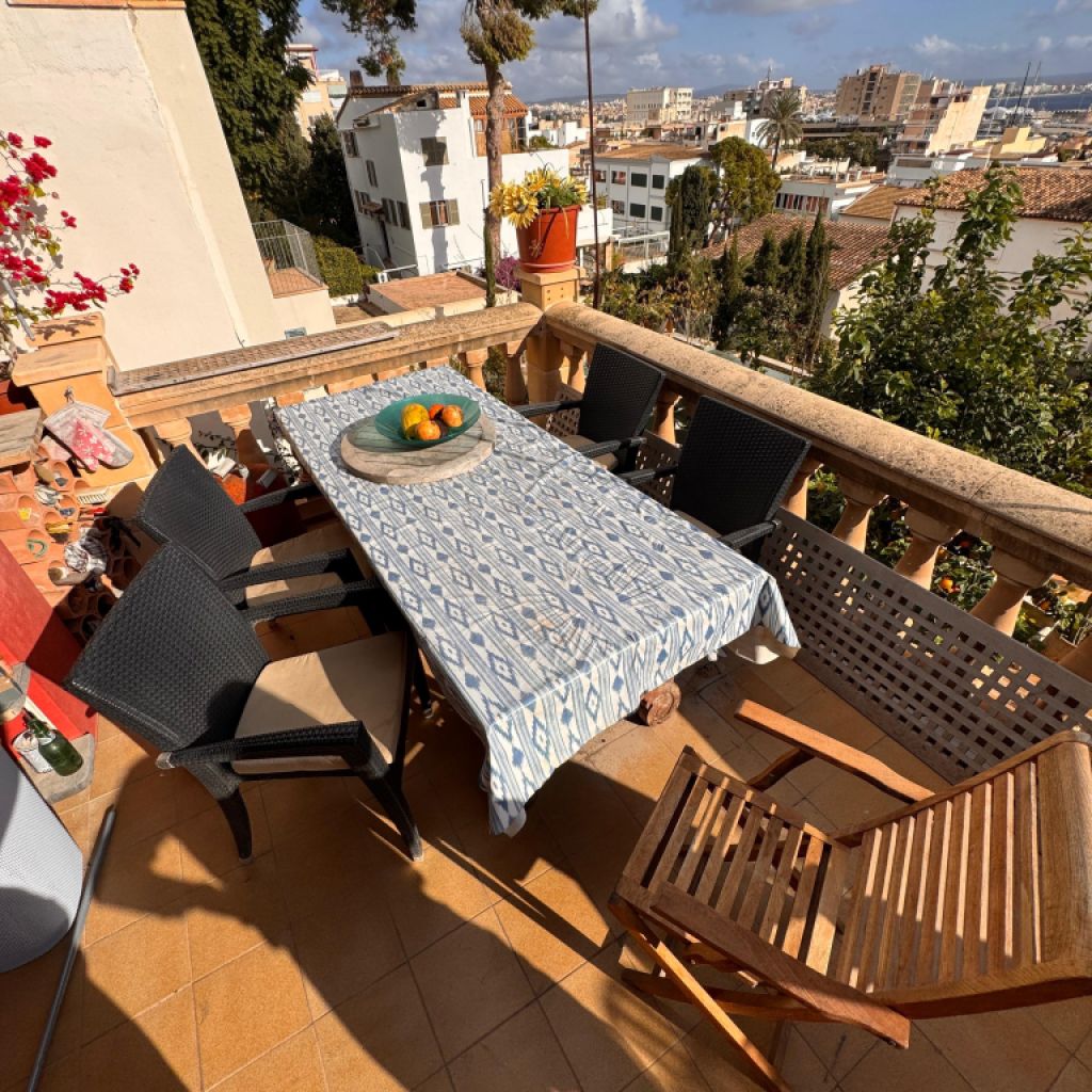 Tisch plus schwarze Stühle