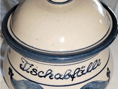 Tischzubehör, Tischabfallbehälter mit Deckel, Brotschale, Keramik, handgetöpfert, handbemalt