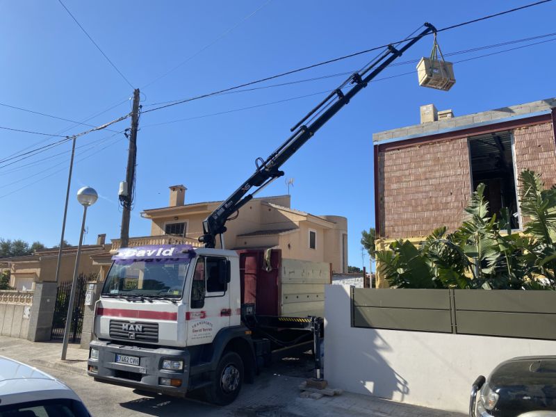 Transportes con grúa y basculante