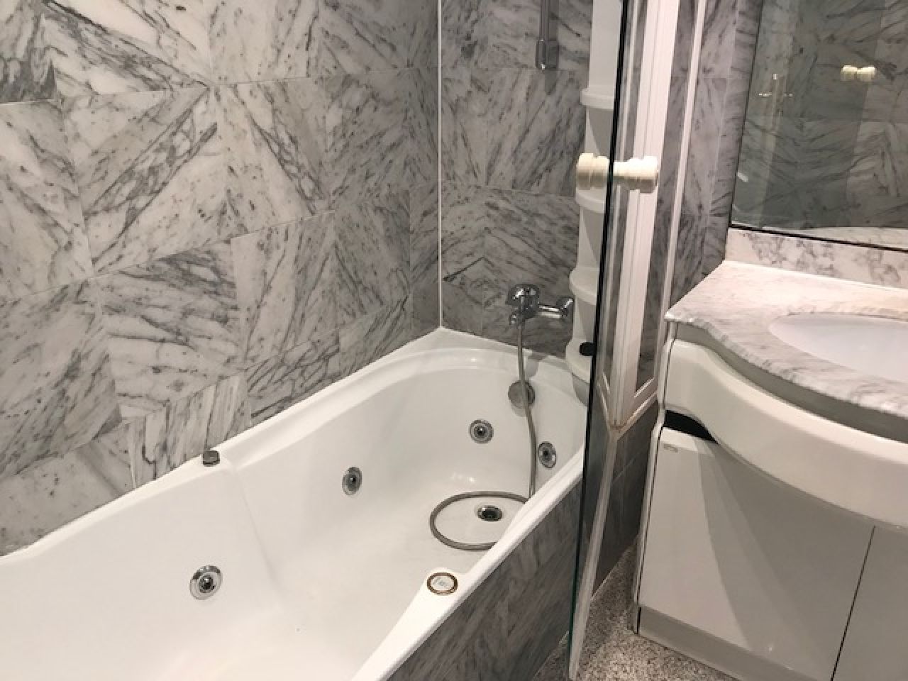 Traumhaftes, unmöbliertes Apartment mit Gemeinschaftspool am Hafen von Palma -- AP 11