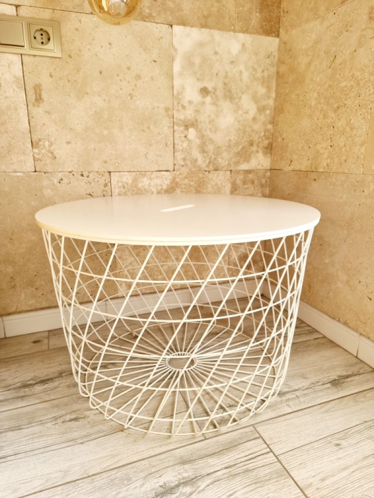 Cofre, mesa auxiliar, cesta de metal