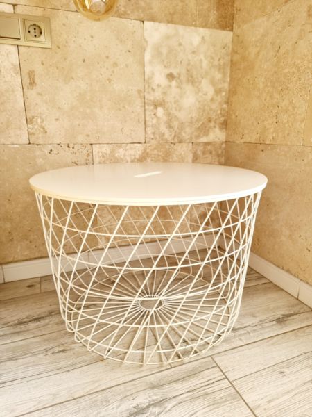 Cofre, mesa auxiliar, cesta de metal