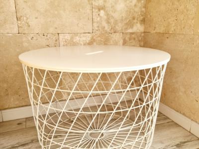 Cofre, mesa auxiliar, cesta de metal