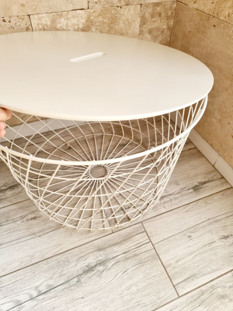 Cofre, mesa auxiliar, cesta de metal